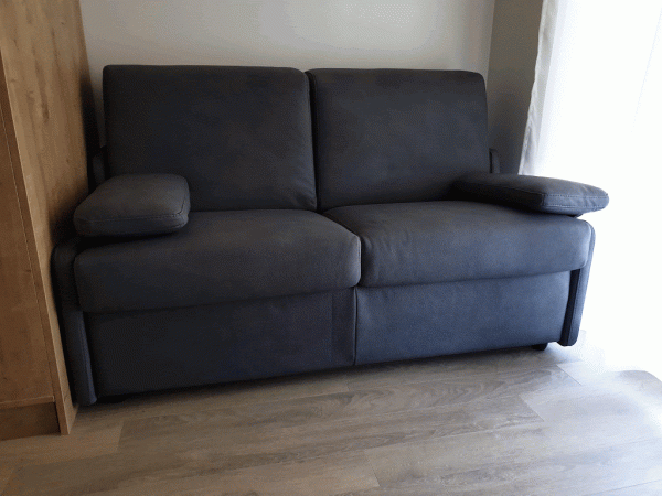 itališka-sofa-lova-pastoviam-kasdieniniam-naudojimui